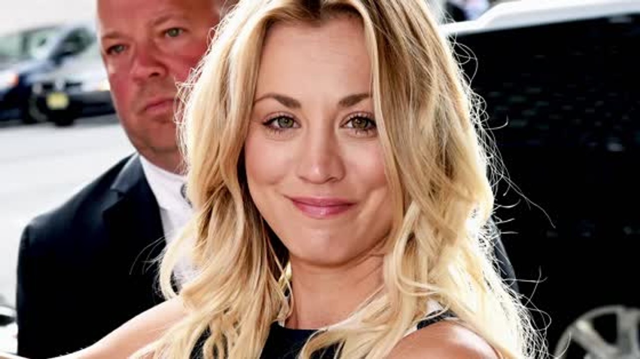 Kaley Cuoco de disculpa por accidentalmente irrespetar la bandera americana