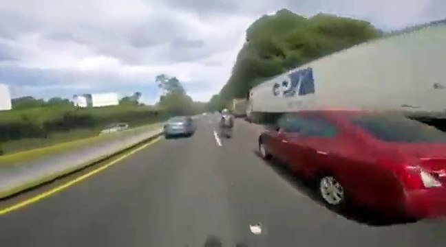 Il fait la course avec une moto sur la route, furieuse, sa petite amie tire le frein à main... OUTCH !