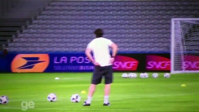 L'entraineur Allemand encore surpris en train de se gratter le derrière