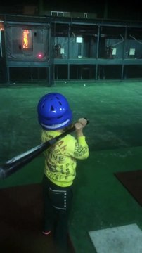 Baseball fail : Une balle de Baseball atterrit dans les boules du prof !