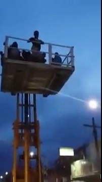 Un élévateur s'effondre sous le poids de danseurs dans une teuf géante