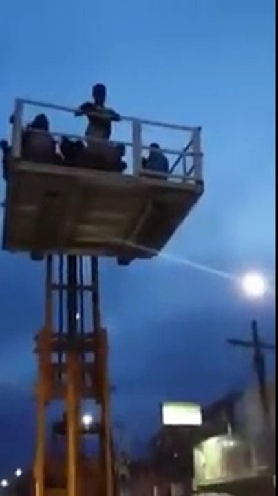 Un élévateur s'effondre sous le poids de danseurs dans une teuf géante