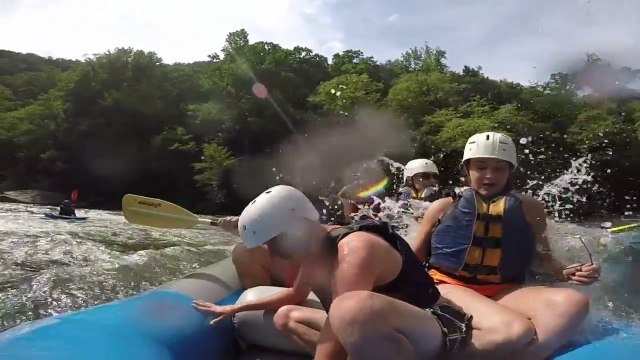 Demande en mariage pendant du Rafting dans les rapides... Mauvaise idée lol
