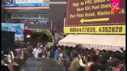 Shocking Video _ Samantha Harassed by Fans in madurai