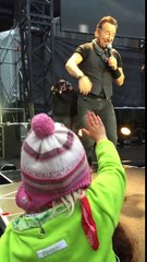 Au concert de Bruce Springsteen, cette gamine de 4 ans monte sur scène chanter avec lui !