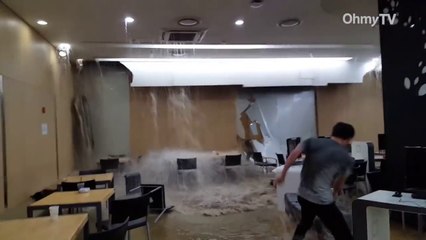 La bibliothèque universitaire de Yonsei sous l'eau en Corée