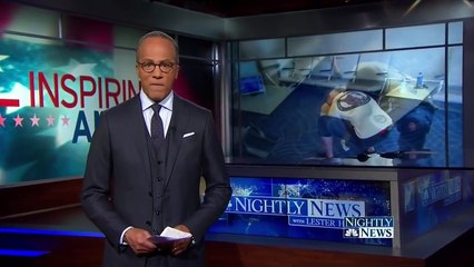 Il attend impatiemment  à l’aéroport, mais regardez qui il va retrouver !