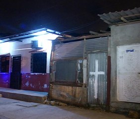 Varios jóvenes fueron desalojados de una casa abandonada presuntamente por estar consumiendo droga al sur de Guayaquil