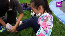 Née sans bras, cette jeune fille fait tout avec ses pieds !