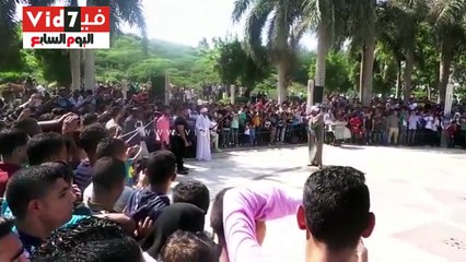 المئات يلتفون حول حجازى متقال.. والفنان يلتقط السيلفى معهم