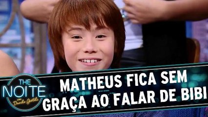 Matheus Ueta fica sem graça ao falar sobre cena de beijo