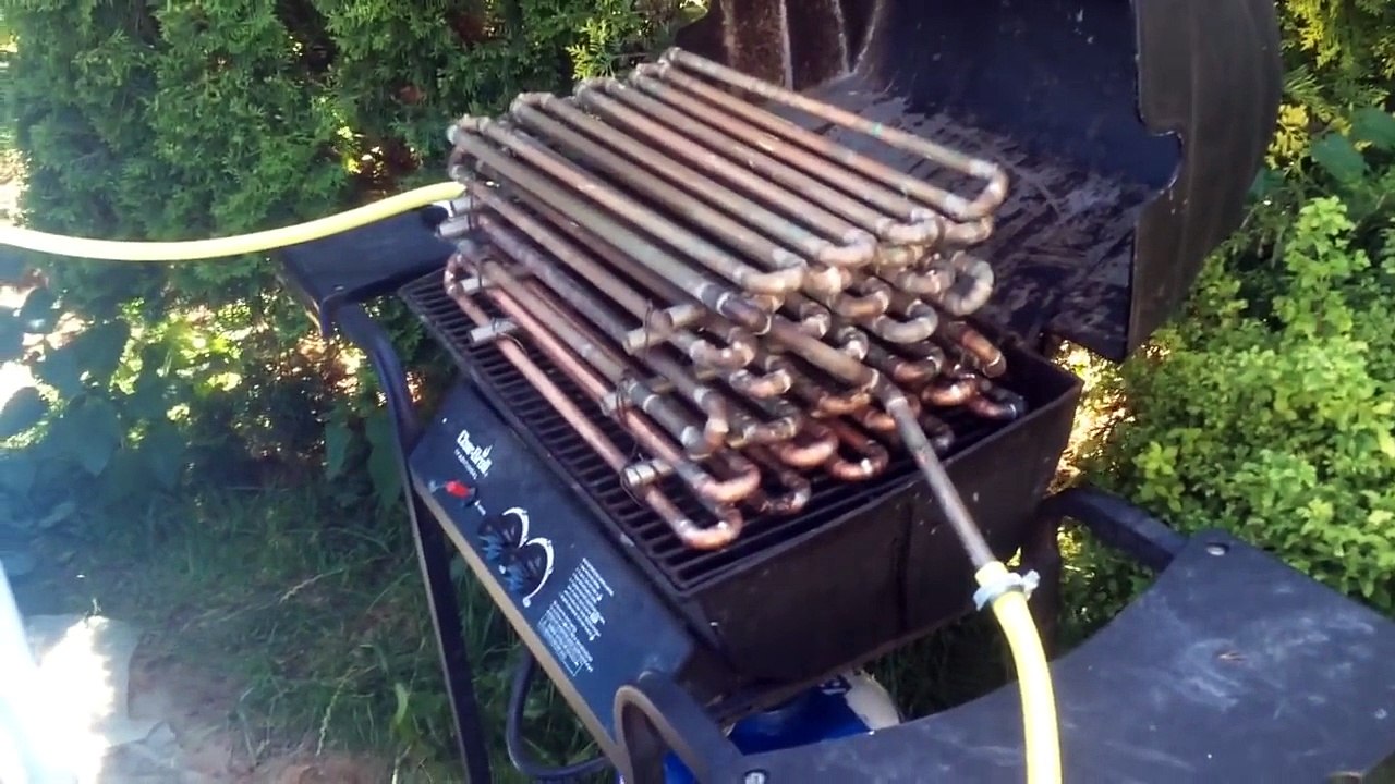 Ce Polonais chauffe sa piscine en utilisant un barbecue