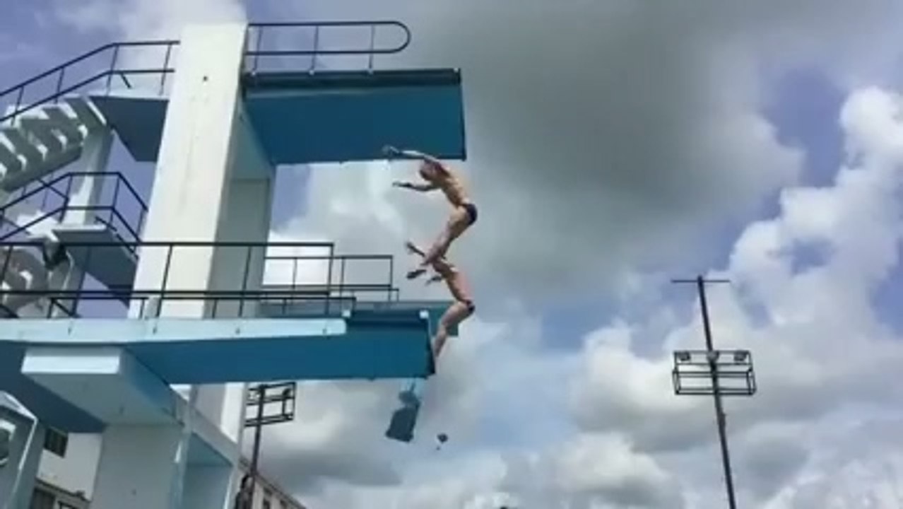 Под российским прыгуном в воду рухнула вышка