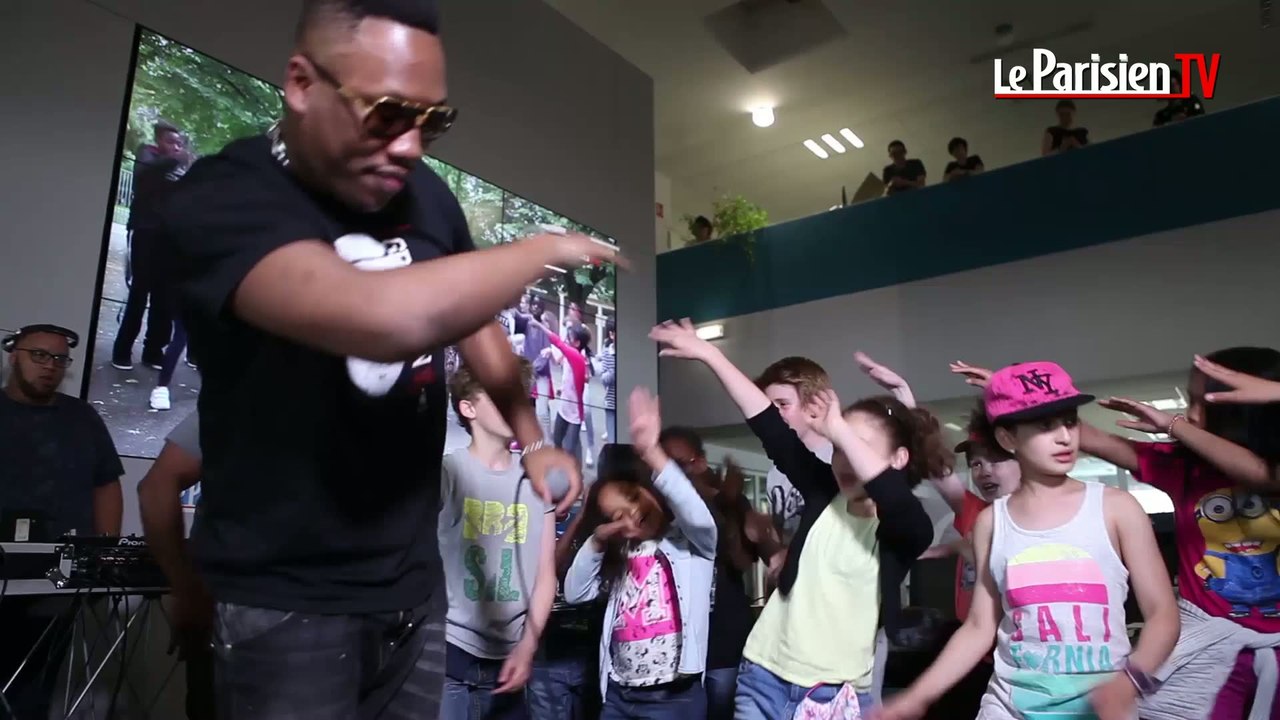 Mokobé chante « J'ai trop dansé » en live au Parisien