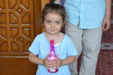 Şehidin 3 Yaşındaki Kızı, Babasının Mevlidinde Gül Suyu Dağıttı