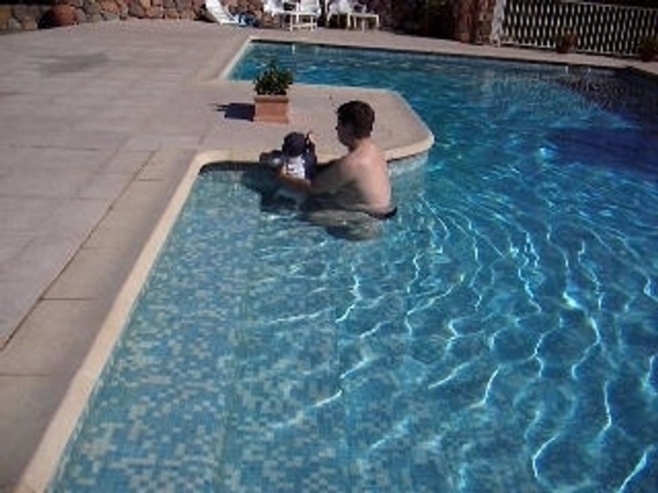 Louis dans la piscine (encore)