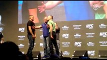 McGregor e Diaz fazem encarada tensa em Las Vegas