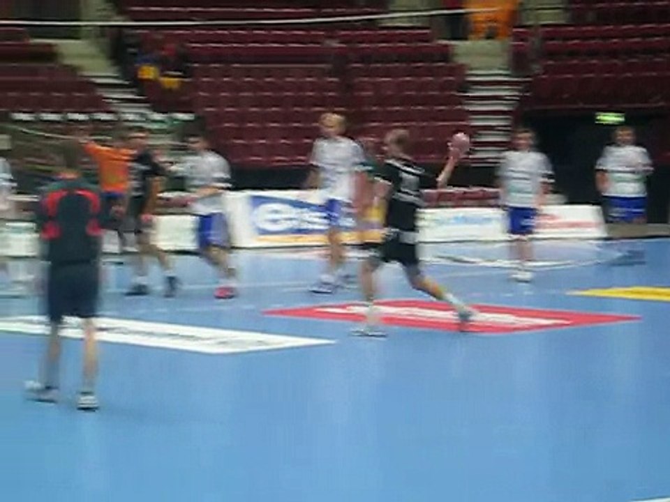 Andi driver in i mitten och trycker in 32-29 mot Ystads IF