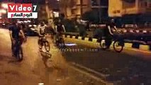 انفراد بالفيديو.. السيسى يتجول بدراجة فى شوارع المعمورة وسط الجماهير