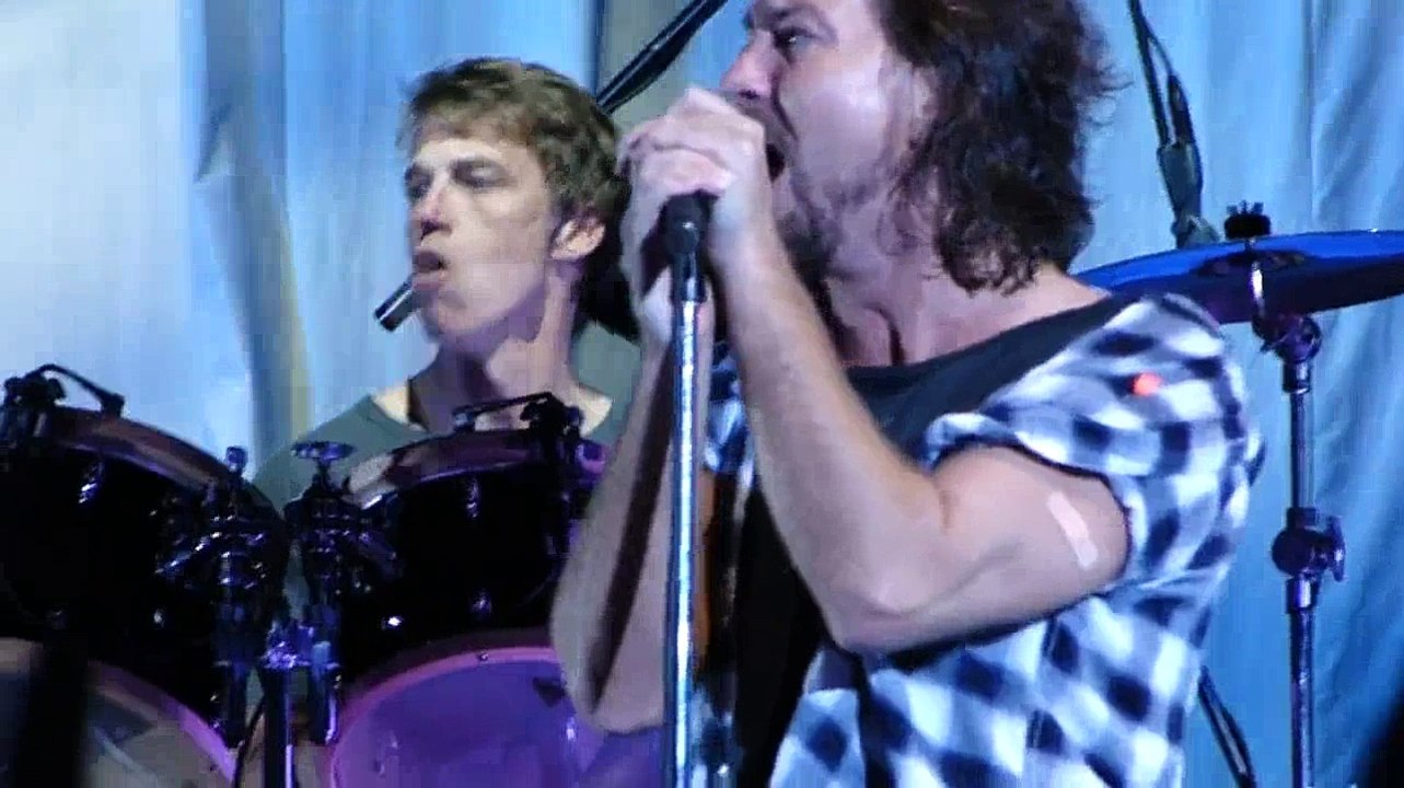 Pearl Jam - Given To Fly (Noblesville '10) HD