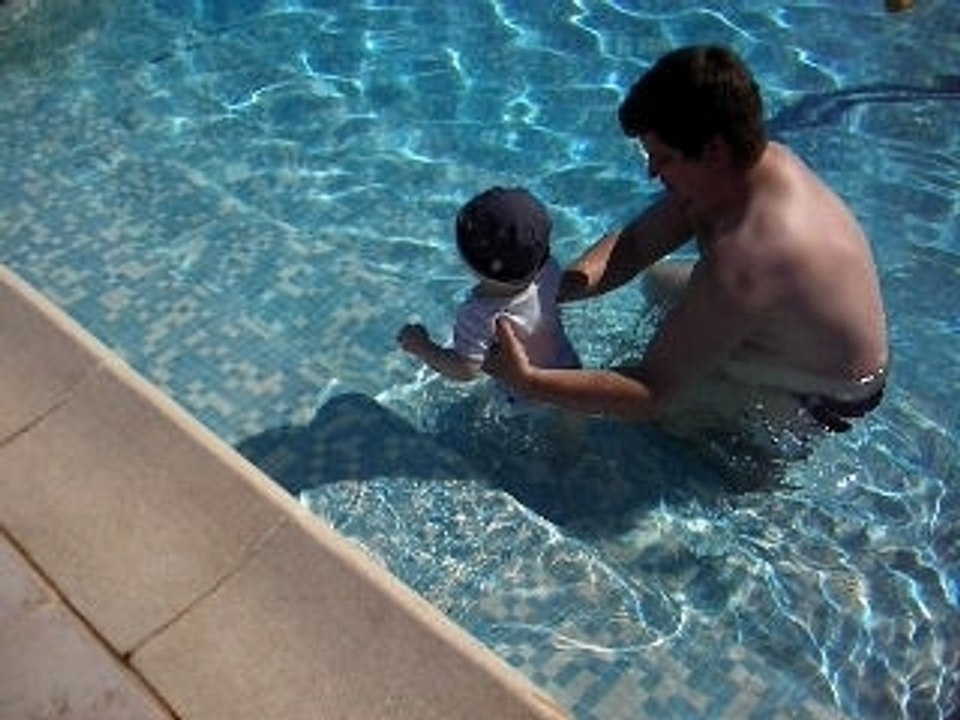 Louis dans la piscine (encore, encore)