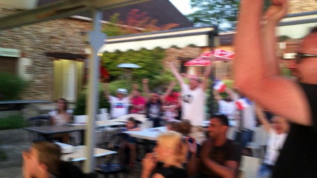 La joie au camping après le premier but français