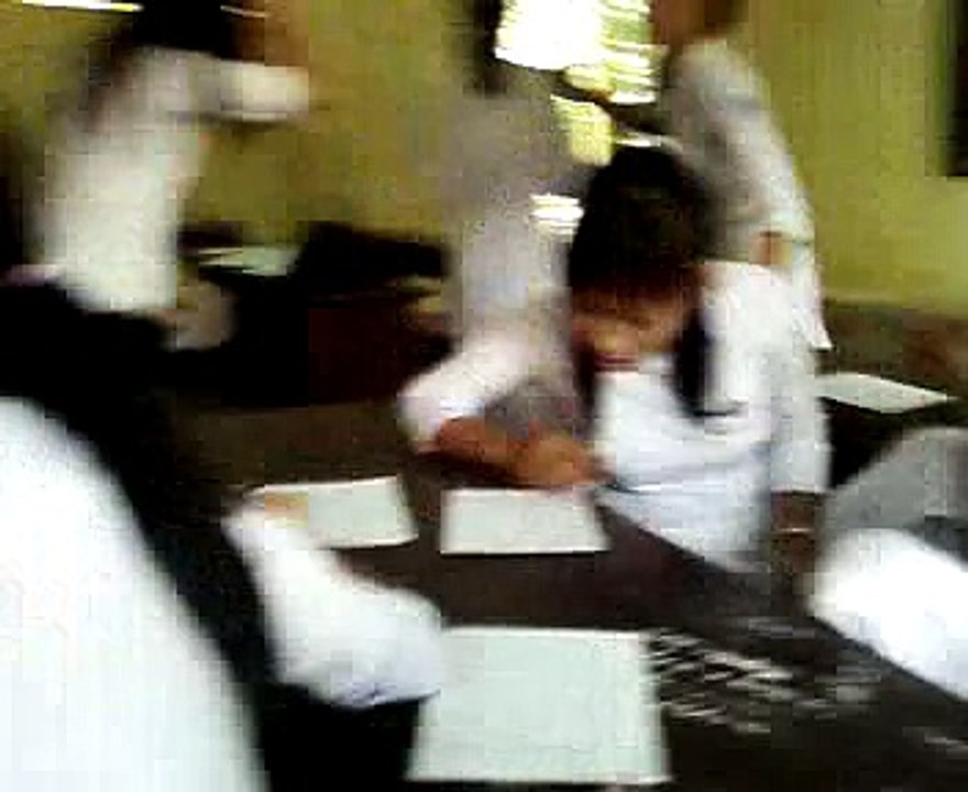 nữ sinh D3 làm gì này ? check it out - what are D3 school girls doing?