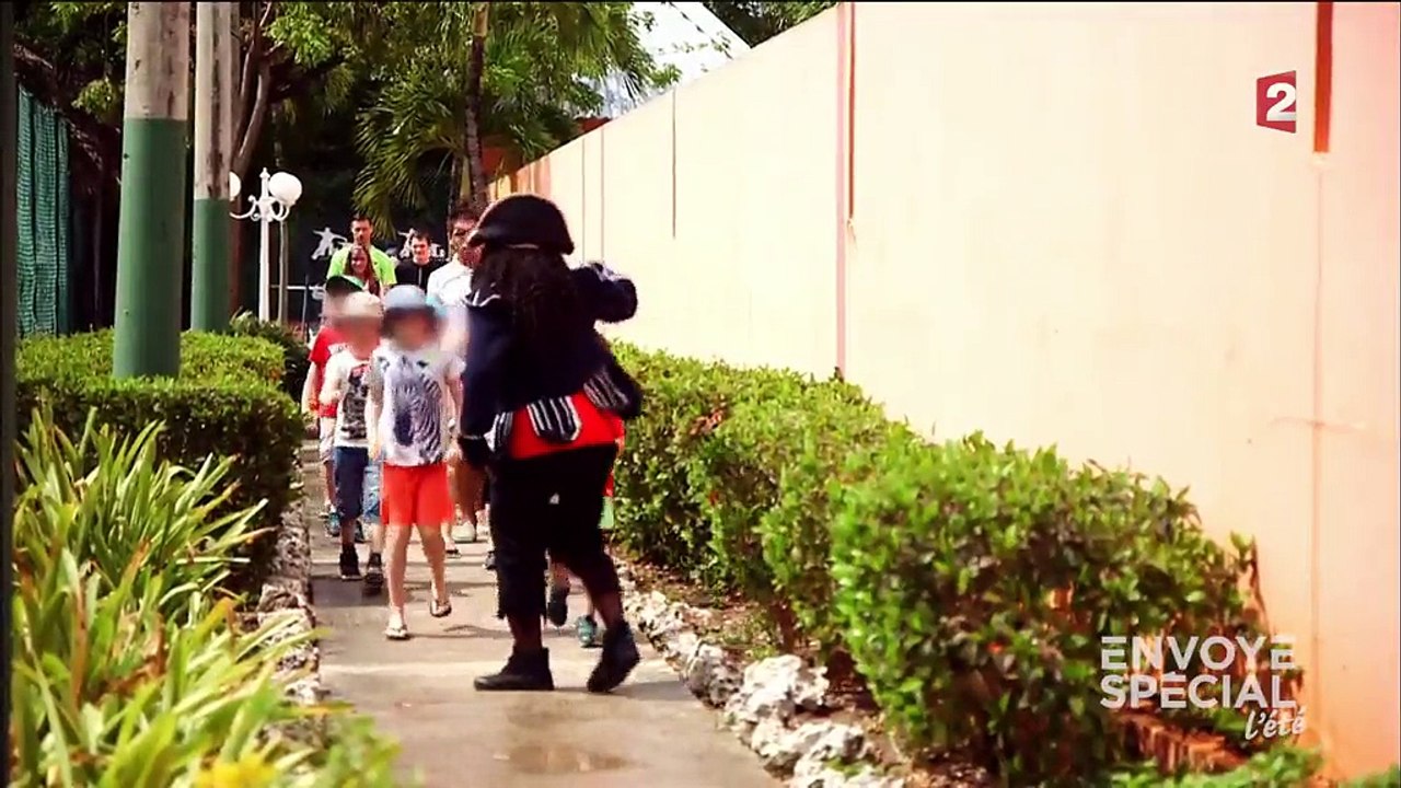 Envoyé spécial. Vacances : avec ou sans enfants ?