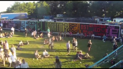 24 Hours at Roskilde Festival - Happy Wall