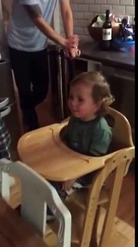 Ce gamin répète l'insulte bollocks et fait rire ses parents...