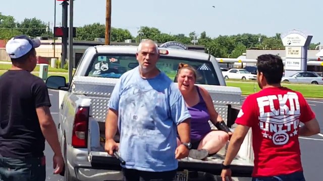 Il frappe sa femme sur un parking mais va vite le regretter