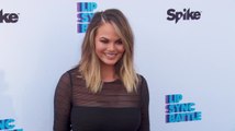 Chrissy Teigen utiliserait des corsets et du latex pour paraître plus mince après son accouchement