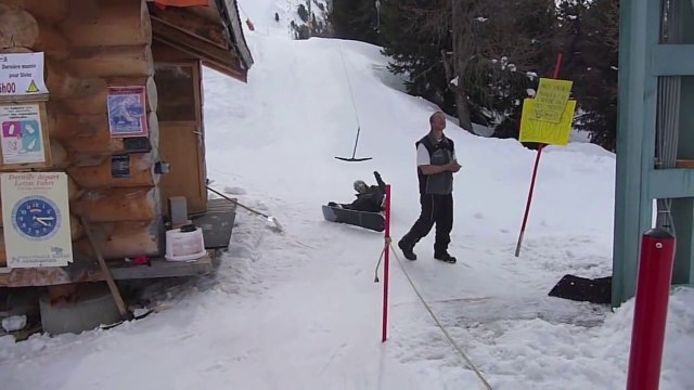 Il se vautre en snowboard au tire fesses plusieurs fois !