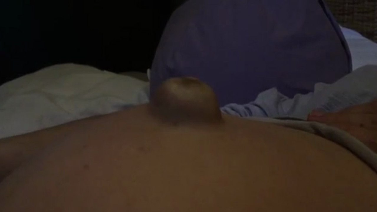 Cette femme enceinte arrive à faire sortir son nombril