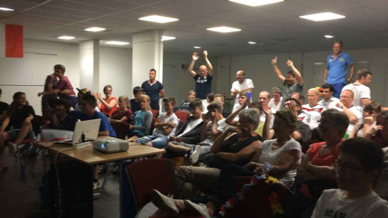 Les supporters Allemands bons joueurs lors du match Allemagne - France