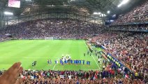 Le clapping des joueurs français avec les supporters du Vélodrome _