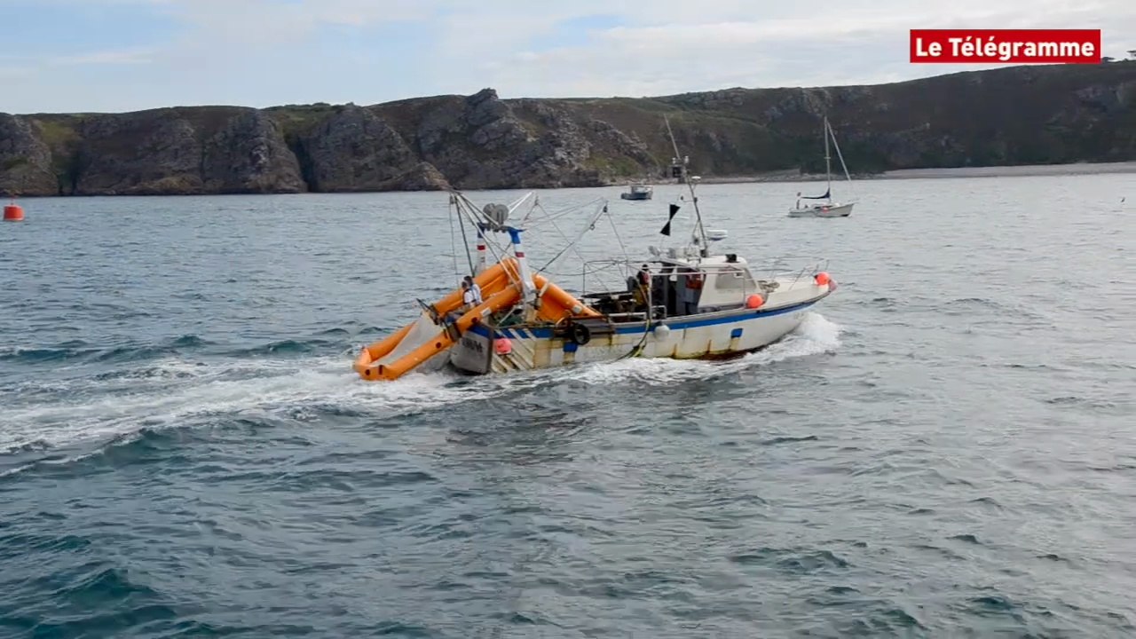 Erquy (22). Démonstration en mer de ramassage de déchets