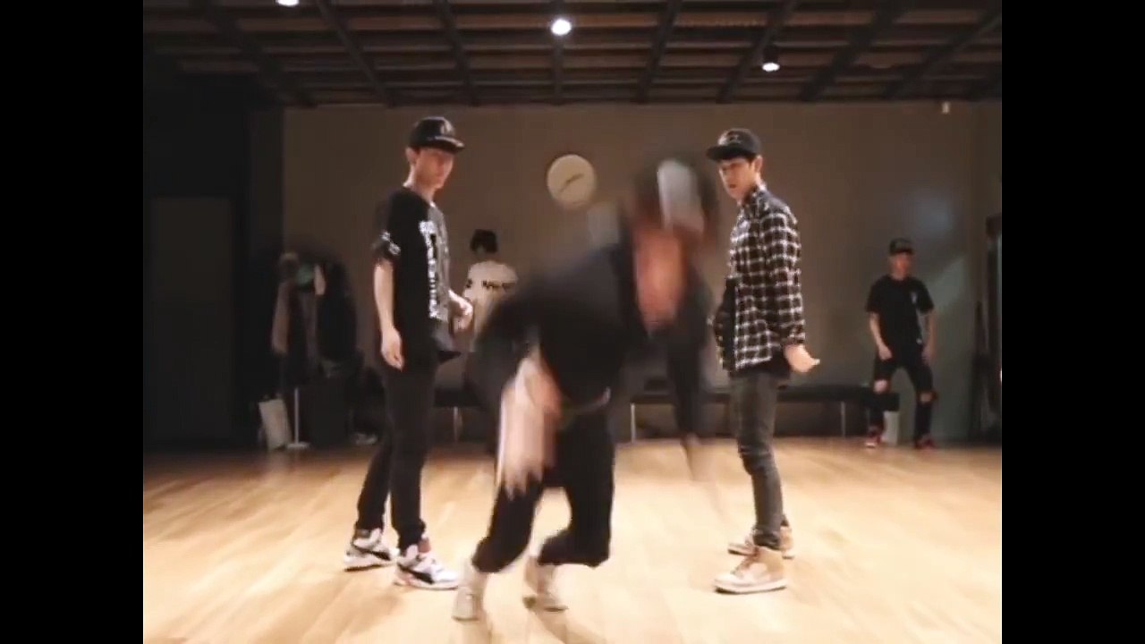 Bobby 's reaction when B.I fell down