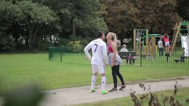 Cristiano Ronaldo Embrasse des filles!