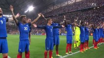 Les joueurs de l'équipe de France font un clapping après la victoire sur l'Allemagne en demi finale de l'euro