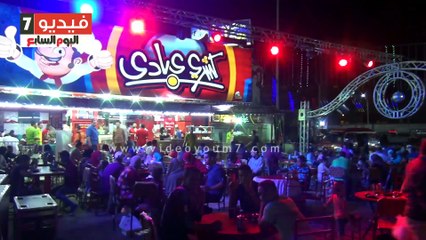 بالفيديو.. رجال يرتدون بدل راقصات فى افتتاح محل كشرى بالسويس