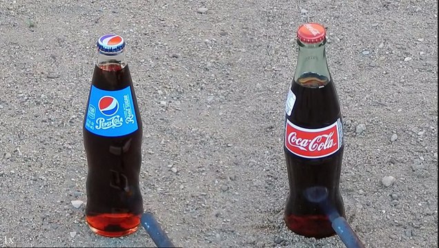 Feu contre bouteilles de Coca-cola et Pepsi. Qui explose?
