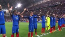 Les joueurs de l'équipe de France font un clapping après la victoire sur l'Allemagne en demi...