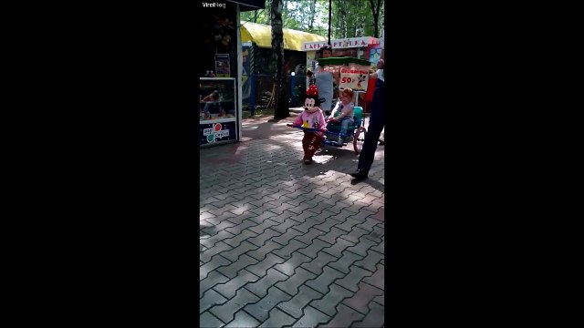 Flippant ou mignon? Un robot mickey qui tire une fillette dans un fauteuil