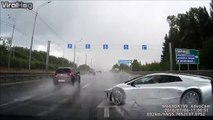 Il perd le controle de sa Lamborghini et s'écrase sur une autre voiture - Crash énorme sur l'autoroute