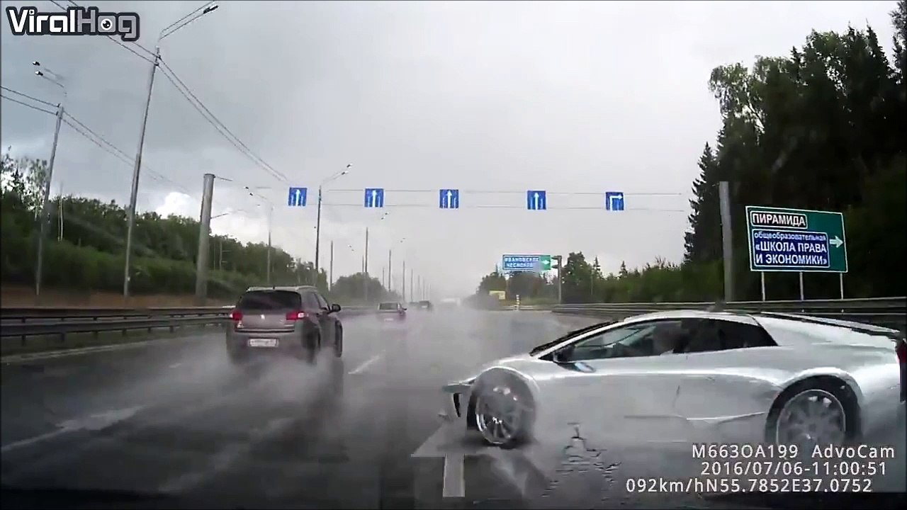 Il perd le controle de sa Lamborghini et s'écrase sur une autre voiture - Crash énorme sur l'autoroute