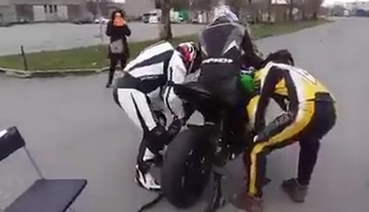 Ils aident un motard en fauteuil roulant à remonter sur une moto