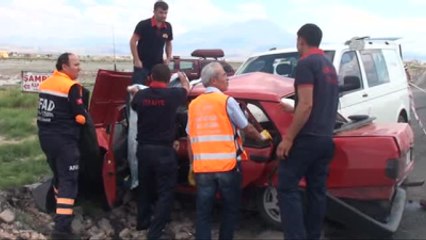 Minibüsle Otomobil Çarpıştı: 2 Ölü, 3 Yaralı