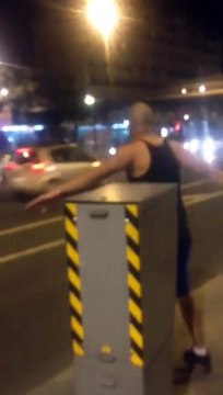 Il protège les automobilistes d'un radar après la victoire des Bleus - Motivé le mec