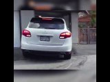 Quand un Payou essaye de garer sa Porsche Cayenne dans son garage !